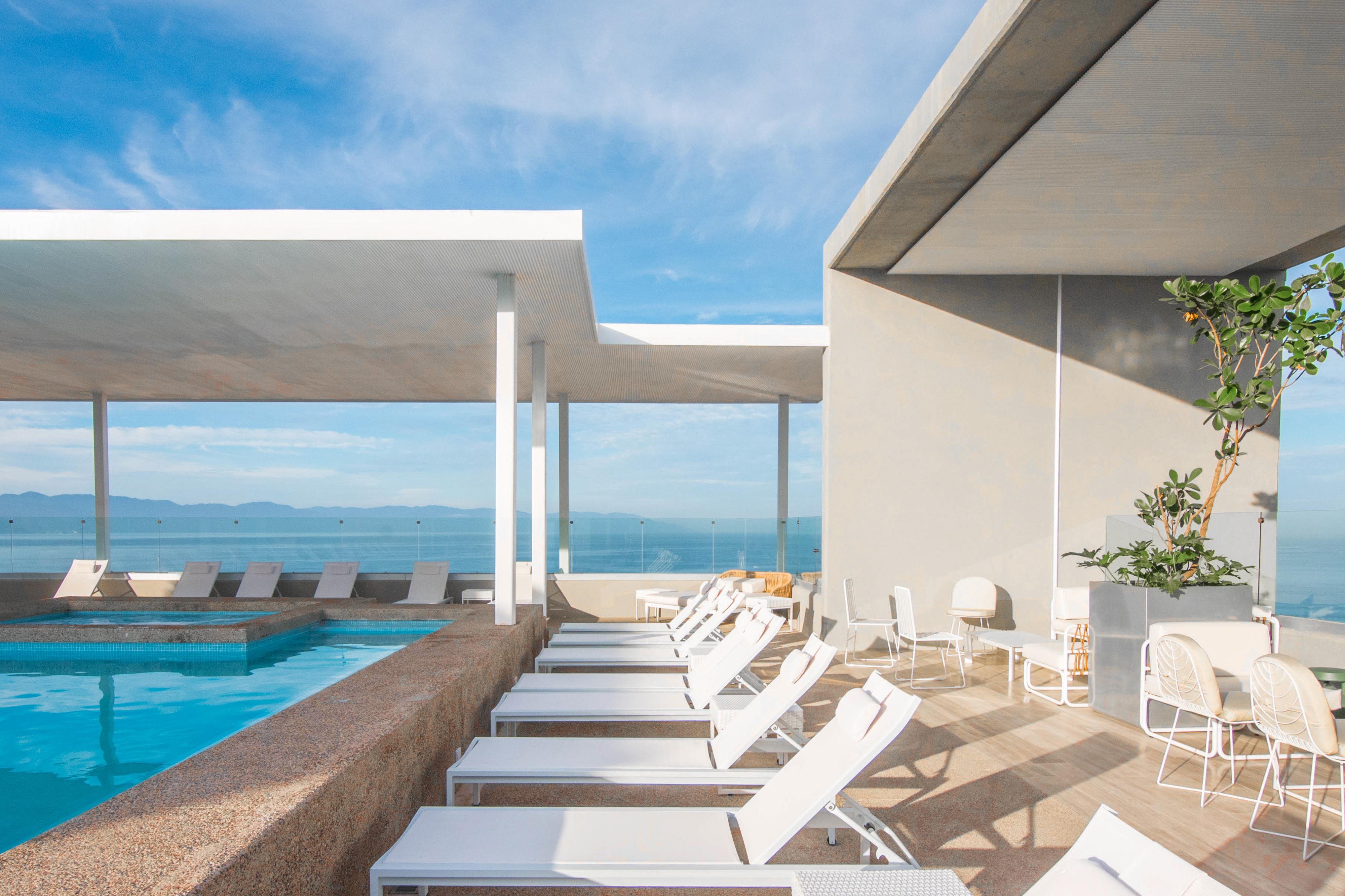 פוארטו ואלארטה Hotel Mio Vallarta Unique & Different- Adults Only מראה חיצוני תמונה The rooftop pool at the hotel